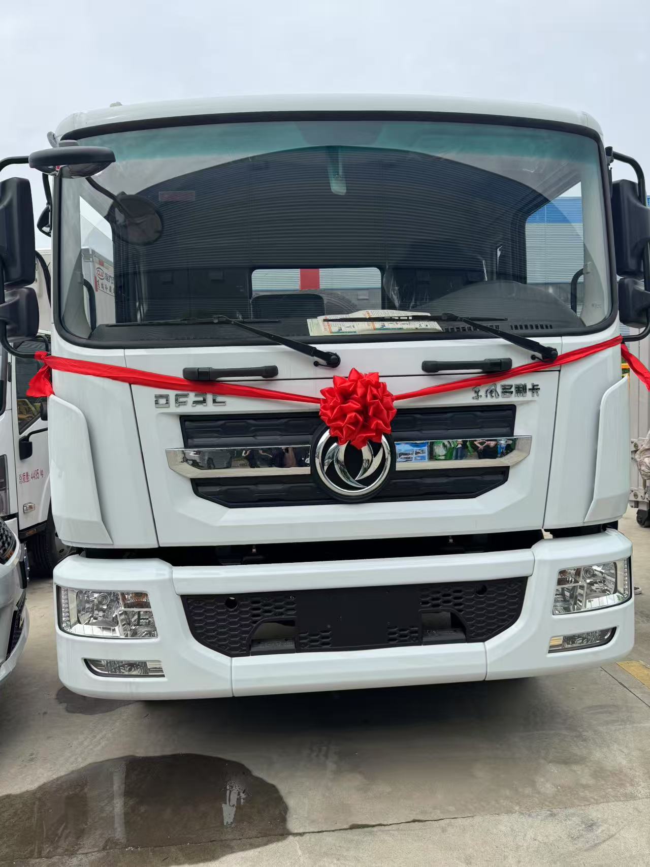 恭喜【浙江黃總】喜提勾臂垃圾車(chē)